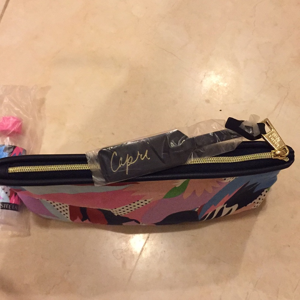 đ$8 or free with any purchase ! EstĂ©e Lauder cosmetic bag & travel bottles - Picture 4 of 5